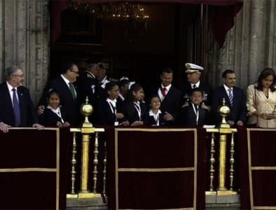 Enrique Peña Nieto observó el Desfile Militar acompañado de niños