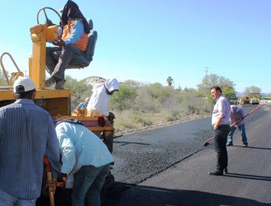 Supervisa Cuencamé rehabilitación de carretera a Pasaje