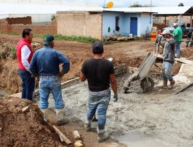 Alcalde de Cuencamé supervisa obra en la comunidad Cuauhtémoc