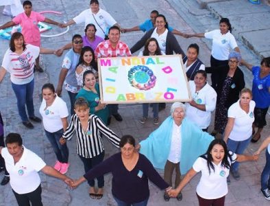 Con caminata, conmemoran en Cuencamé el Día Mundial del Abrazo