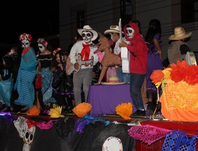 Exitoso, tercer carnaval por Día de Muertos en Nuevo Ideal