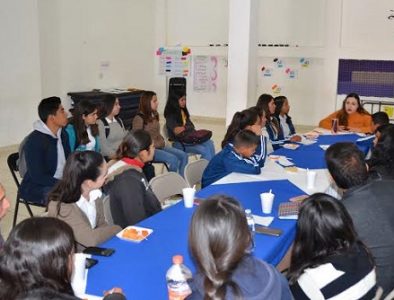 Titular del Instituto Municipal de la Juventud de Poanas se reúne con estudiantes