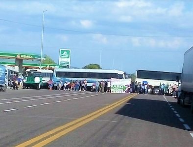 Continúa bloqueo de carretera a México a la altura de Vicente Guerrero