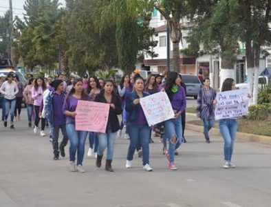 Marchan en Poanas para conmemorar el Día Internacional de la Mujer