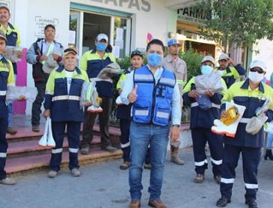 Alcalde de Vicente Guerrero entrega uniformes nuevos al personal de Sideapas