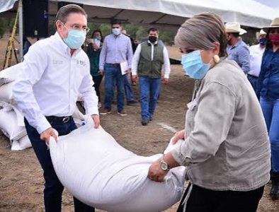 Aispuro entrega semilla de avena forrajera a productores de Canatlán