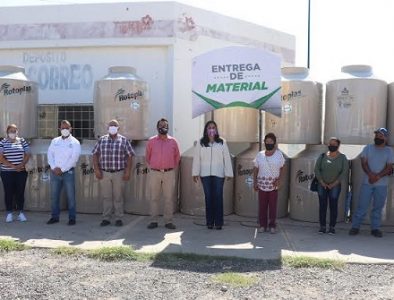 Luly Martínez y Mariana Trinitaria entregan tinacos y cisterna