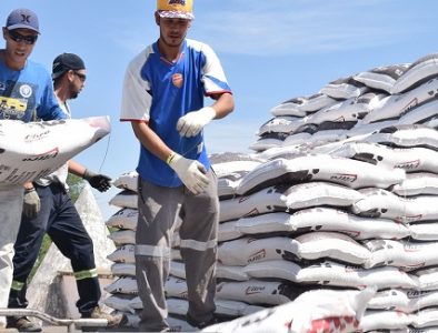 Entregan suplemento alimenticio a ganaderos de Peñón Blanco