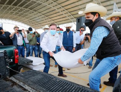Entregan José Aispuro y Adrián Chaparro insumos a productores de Pueblo Nuevo