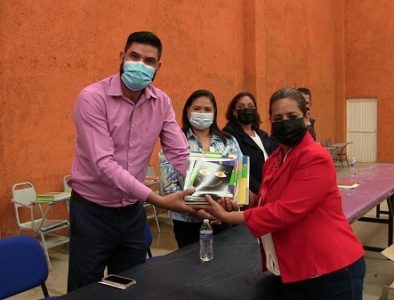Ayuntamiento de Guadalupe Victoria entrega útiles escolares y otros materiales a sectores estudiantiles