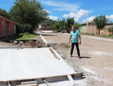 Alcalde de Poanas supervisa trabajos de pavimentación en Cieneguilla