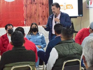 Se reúne Ricardo López Pescador con habitantes de Pueblo Nuevo