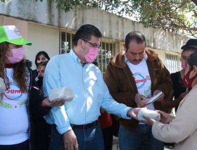 Entrega Ricardo López apoyos a familias de El Salto