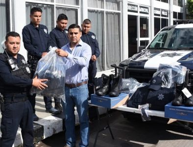 Entrega Eder Gutiérrez una patrulla y uniformes a policías municipales de Tepehuanes