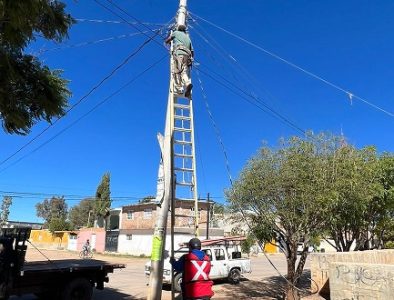 Departamento de Alumbrado de Vicente Guerrero instala lámparas en el parque Ejidal