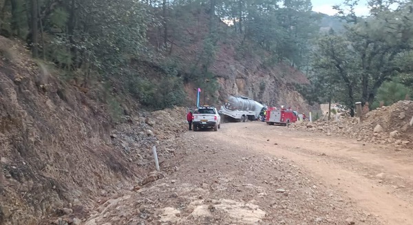 Choque entre camión y camioneta de minera dejó dos lesionados en Santiago Papasquiaro