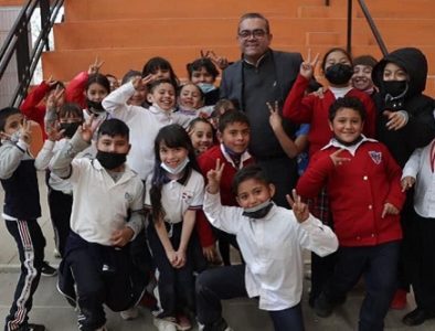 Entrega David Ramos uniformes de gala a niños de escasos recursos de Guadalupe Victoria