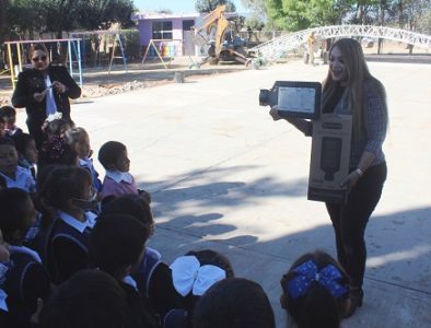 Juanita Acevedo entrega lámparas al jardín de niños José Vasconcelos