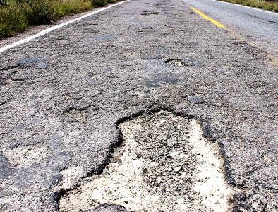 Persiste falta de apoyo estatal para mejorar caminos en Poanas
