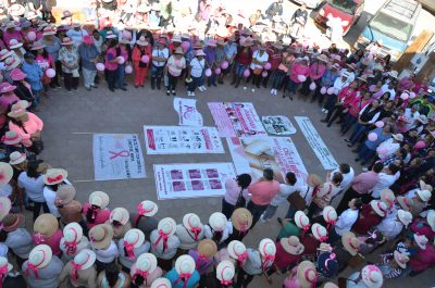 Marchan en Poanas para conmemorar el Día Internacional del Cáncer de Mama