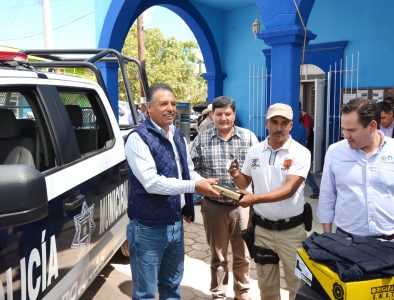 Entregan patrulla y uniformes a policías municipales de Poanas