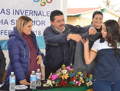 Arrancó la entrega de sudaderas invernales a estudiantes neoidealenses
