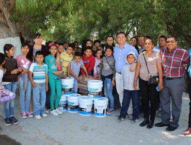 Entrega Alcalde de Cuencamé apoyos en la comunidad de Pasaje