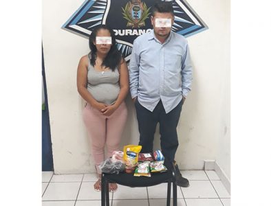 Roban abarrotes en centro comercial; los arresta la DMSP