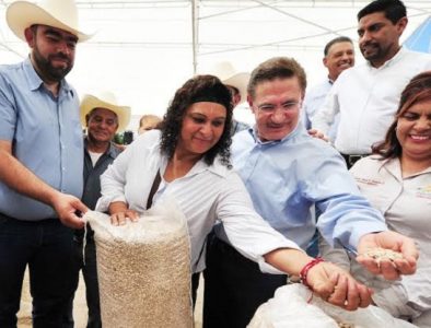 Entregan apoyos al sector agropecuario de Guadalupe Victoria