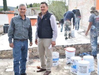 Entregan pintura e impermeabilizante a familias de Peñón Blanco