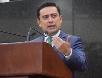 Congreso exhorta a escuelas a no retener documentos por falta de pagos