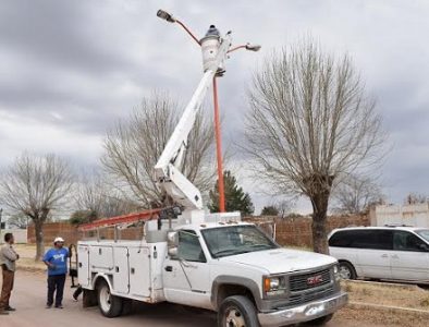 Continúa reparación de luminarias en Peñón Blanco