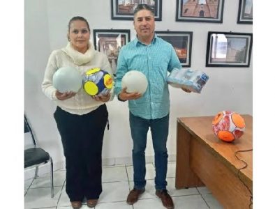 Entregan material deportivo y pintura a Telesecundaria de Santa Catalina de Siena