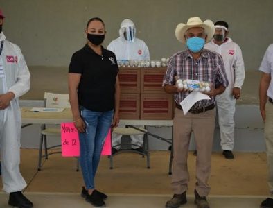 Entrega Peñón Blanco paquetes alimenticios a personas vulnerables
