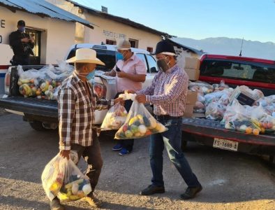 Recorre Héctor Herrera comunidades de Otáez para entregar apoyos a familias