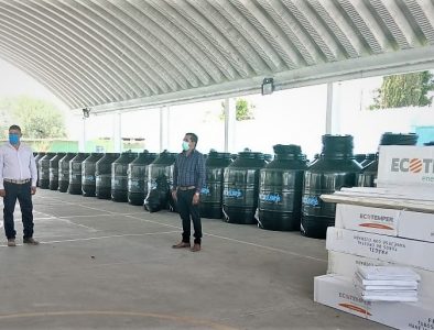 Entrega Simón Bolívar tinacos y calentadores solares a familias vulnerables