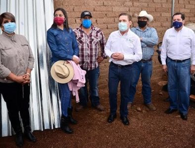Aispuro entrega 130 acciones de piso firme y techo seguro para Canatlán