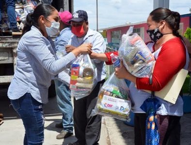 Entrega DIF estatal apoyos alimentarios escolares en Poanas
