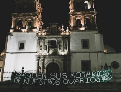 Colocan mantas para exigir aborto legal, seguro y gratuito en Durango
