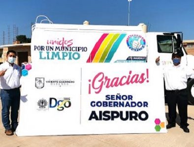 Orlando Herrera entrega pipa al Departamento de Parques y Jardines