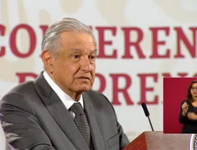 AMLO afirma que gracias a las becas terminó ‘de milagro’ la escuela
