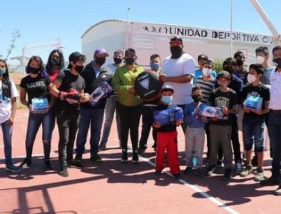 Luly Martínez inaugura Liga de Beisbol y entrega material deportivo al Club de Box