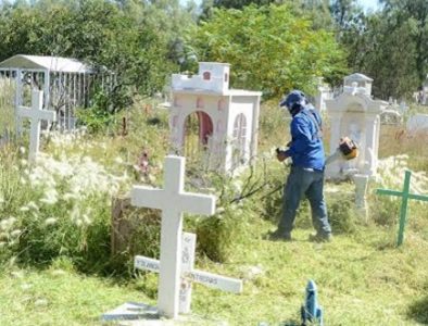 Continúan trabajos de limpieza y retiro de basura en panteones municipales