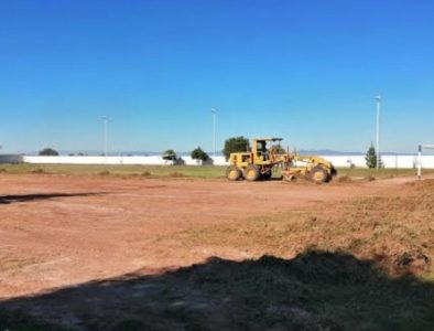 Dan mantenimiento a canchas deportivas del municipio de Poanas
