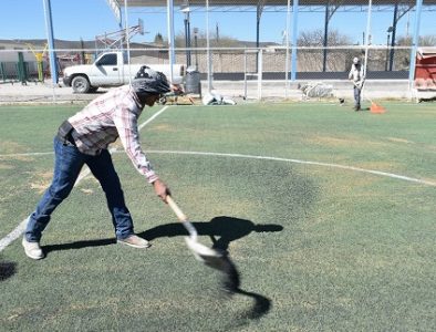 Continúan los trabajos de mantenimiento en la Unidad Deportiva de Peñón Blanco