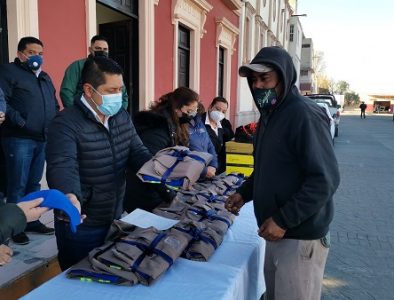 Entregan uniformes y máquina bailarina para Obras Públicas de Vicente Guerrero