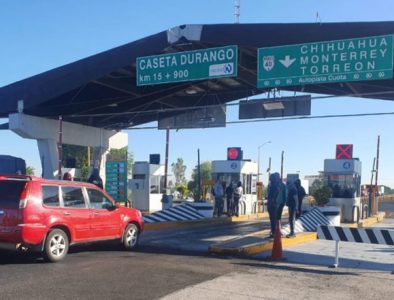 Continúa bloqueo de primer caseta de autopista Durango – Torreón; ahora cierran paso a aeropuerto