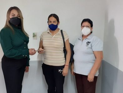 Entrega DIF municipal de Peñón Blanco apoyos económicos a personas con cáncer