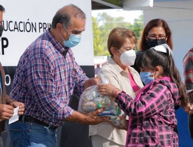 Salum motiva con becas a estudiantes rurales