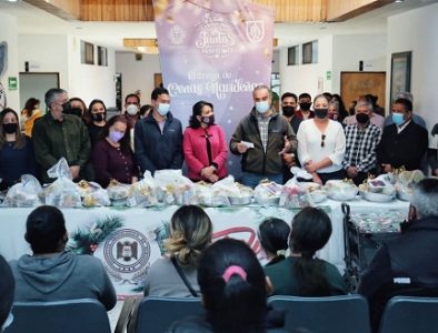 Entrega Salum cenas navideñas a familias vulnerables